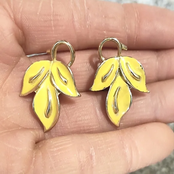CORO VINTAGE GOLD-TONE YELLOW THREE-LEAF DROP CLIP-ON 1.3