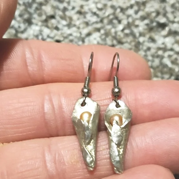 VINTAGE SILVER-TONE LILIES AND IVORY FAUX PEARL DROP HOOK 1.1