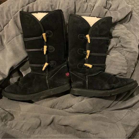 Emu Australia Ukala Black Suede Boots Toggle Closures Merino Wool Size 8 Ugg