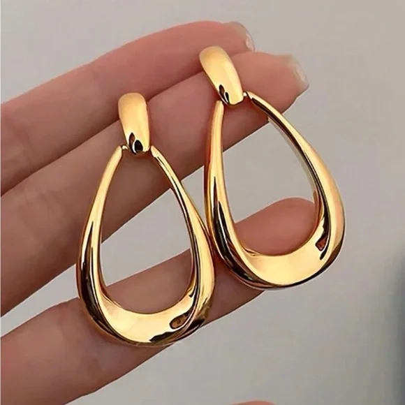 Gold Minimalist Drop Earrings with Teardrop Design