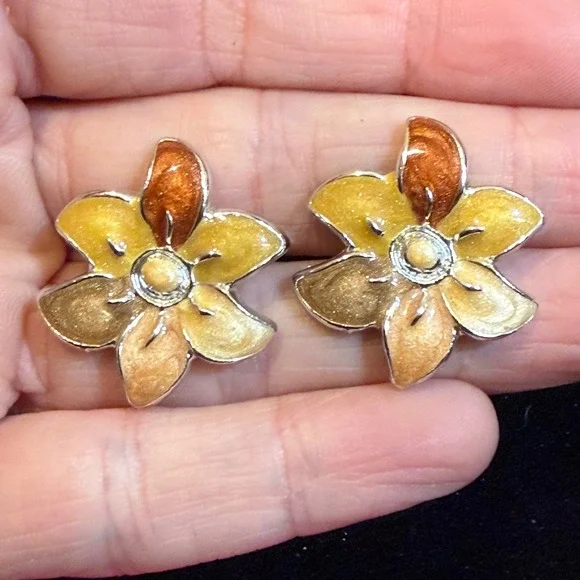Vintage Style Enamel Flower Stud Earrings Yellow Orange Floral Silver Tone 1