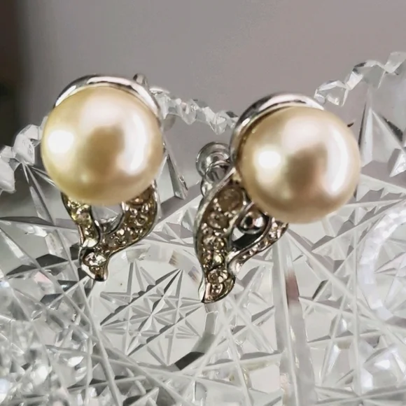 Vtg Pearl & Diamond Look Screw/Clip Post Earrings