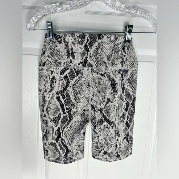Alo Python Print Leggings Shorts Sz XS gym workout run