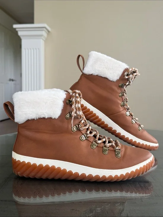 Skechers Brown and White Faux-Fur Collar Lace-Up Winter Boots memory Foam Size 9