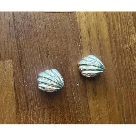 Vintage Gold-tone Clam Seashell Beach Stud Earrings | Nautical Coastal Jewelry