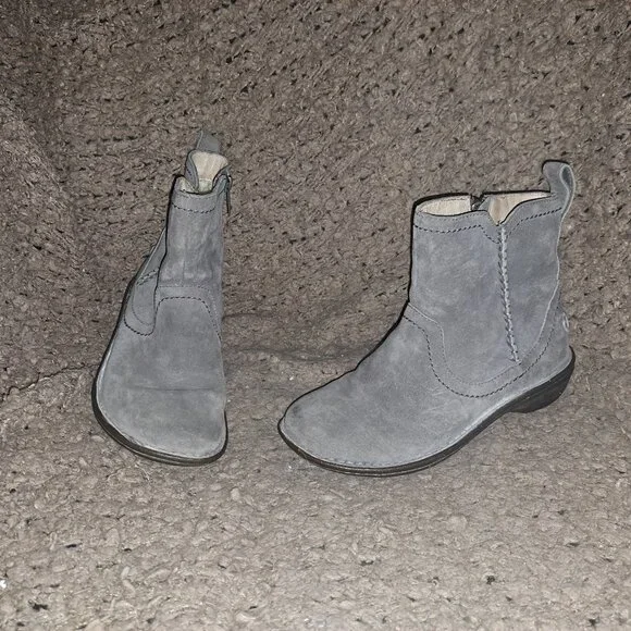 UGG-Neevah-Gray Suede/Shearling Lined-Side Zip Booties-Sz 7-Excellent Excellent