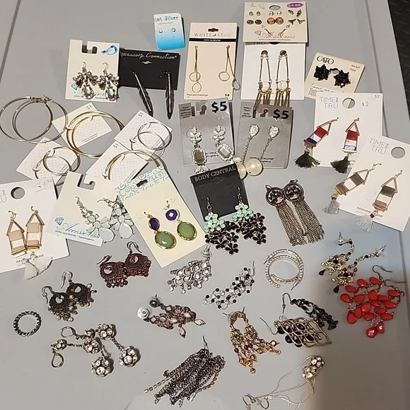 Bundle of 40 earrings