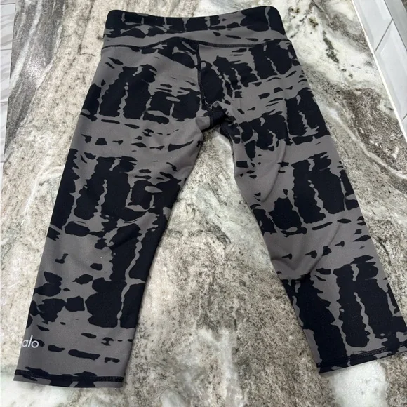 ALO Yoga, gray and black tie dye cropped high waisted leggings size XS