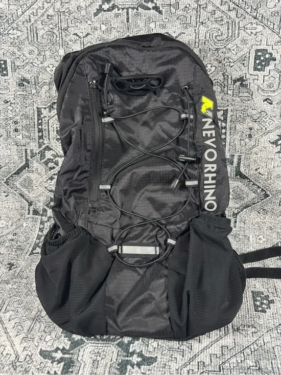 NEW Nevo Rhino Lightweight Hydration Backpack w 2L Water Bladder Hiking/Cycling