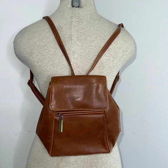 🔹 Liz Claiborne Vintage Mini Backpack