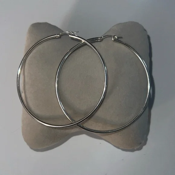🛍NWOT 🛍 BEAUTIFUL STERLING SILVER HOOP Earrings in package .