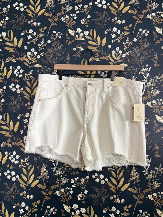 Universal Thread Target 90’s Baggy White Denim Cutoff Shorts with Frayed Hem 16