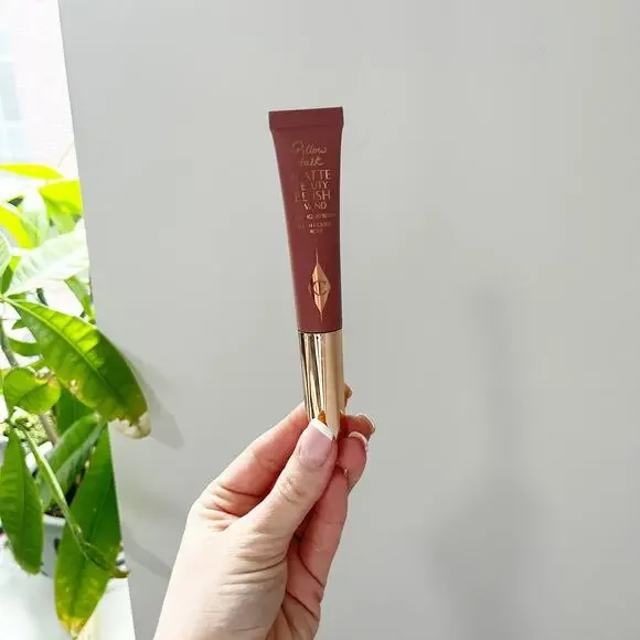 Charlotte Tilbury Matte Beauty Blush Wand in Pillow Talk