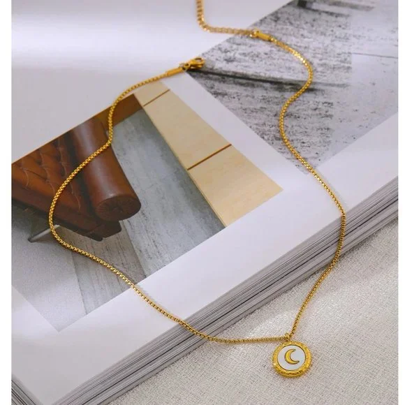 New 18K Gold Plated White Shell Moon Round Pendant Necklace