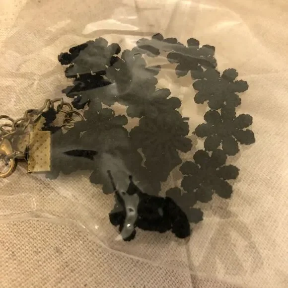 NWT - Flower Power Choker ✳️