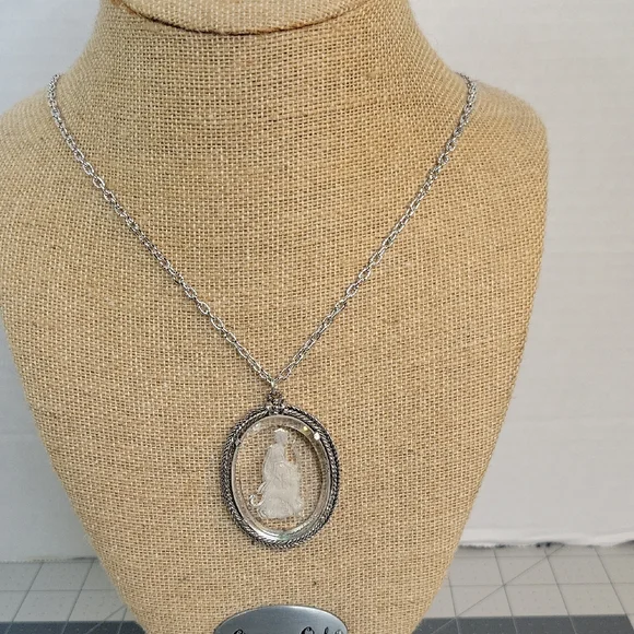 Vintage‎ 73 Avon Goddess Diana Intaglio Pendant Necklace Silver Tone Mythology
