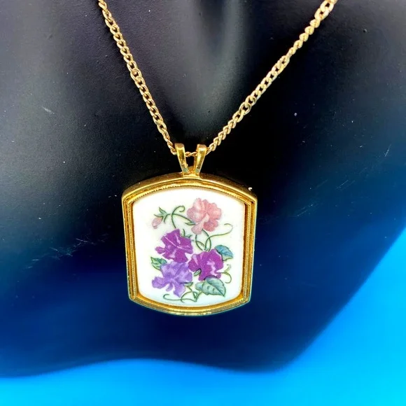 Vintage Avon Porcelain Sweet Pea Pendant Necklace 19