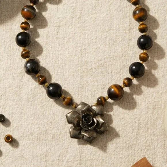 🖤 Patina Metal Flower Pendant & Black Gemstone Necklace - High Quality Piece