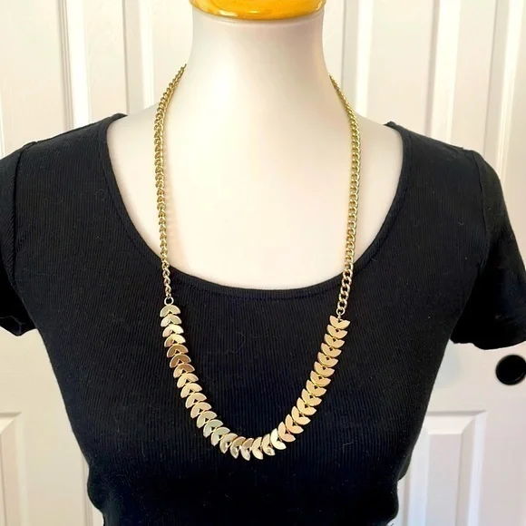 Gold long scalloped necklace in GREAT CONDITION! Costume jewelry.