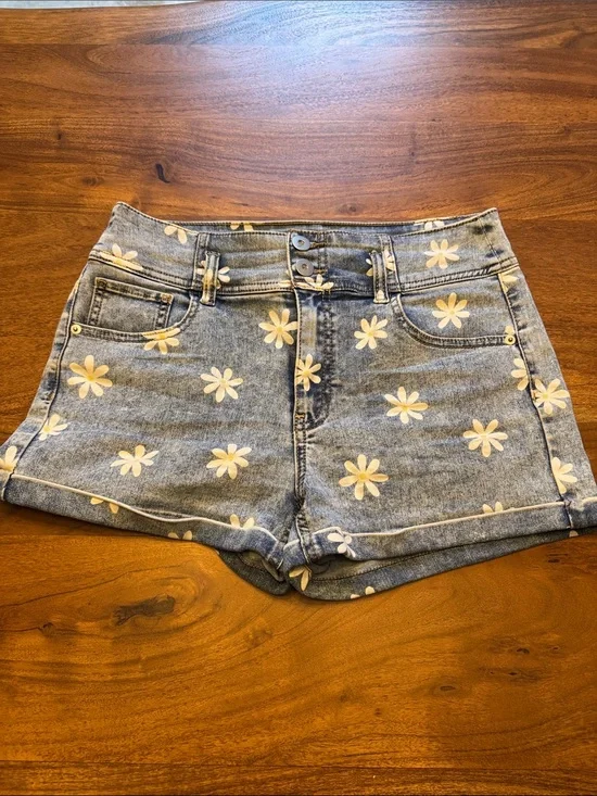 No Boundaries Blue Denim Daisy Print Shorts