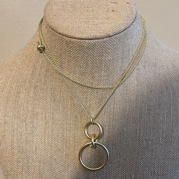 Elegant Gold Necklace with Interlocking Rings