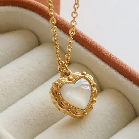 NEW 18K Gold Plated Shell Embossed Heart Love Necklace