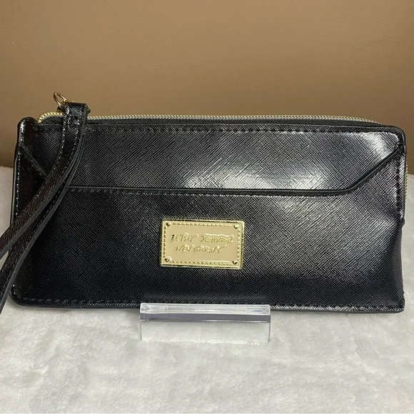 EUC Betsey Johnson Wristlet/Wallet