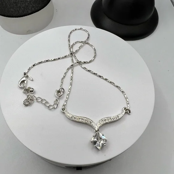 Avon Necklace‎