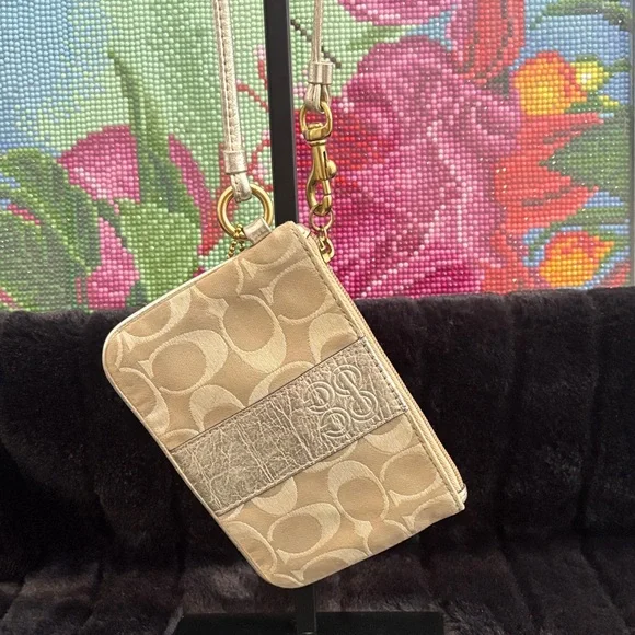 Coach🌸Wristlet with Original Hang tag