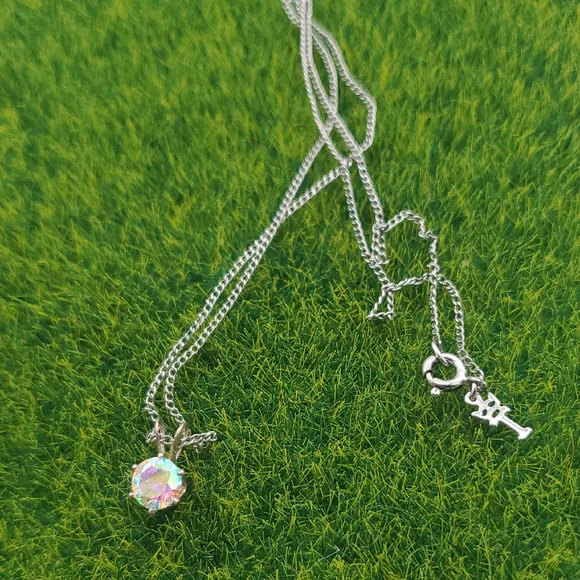 Croem‎ Trifari Elegant Silver Necklace with Iridescent Pendant N3832