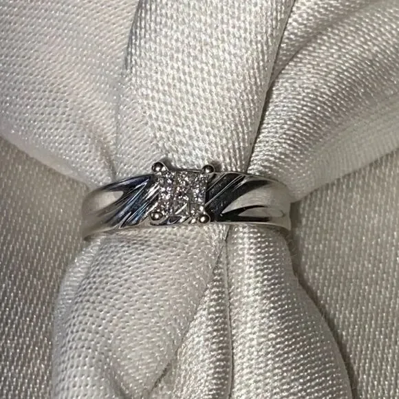 10 k white gold & diamond ring