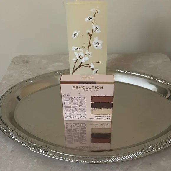 Revolution Contour Powder Compact in Medium NIB