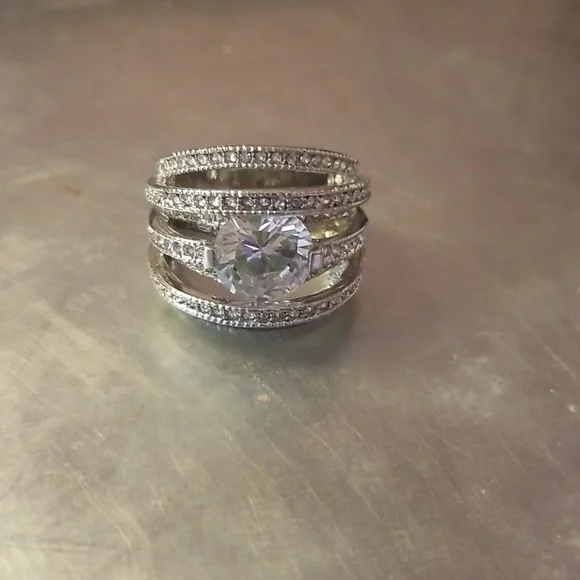 Sz 9.75/10 ladies Very Blingy dinner ring. NOT HALLMARKED. EUC. CZ & Silvertone