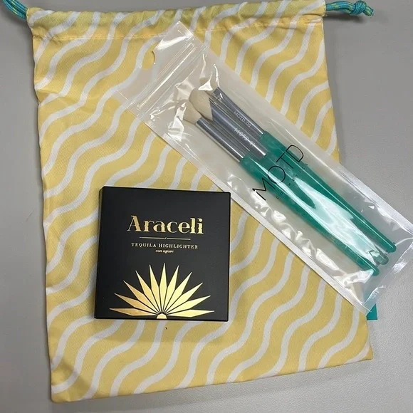 Araceli highlighter and MOTD 3 piece eye makeup brush set. With bag !