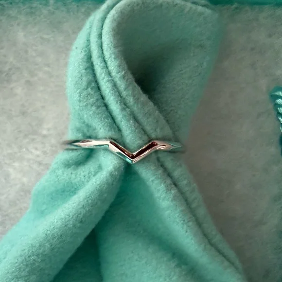 Tiffany V ring / wedding band in Platinum 950 size 7