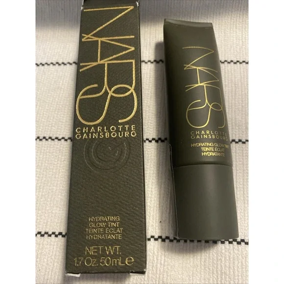 NARS Charlotte Gainsbourg Hydrating Glow Tint 1.7 Oz Medium 6999 Read Descripció