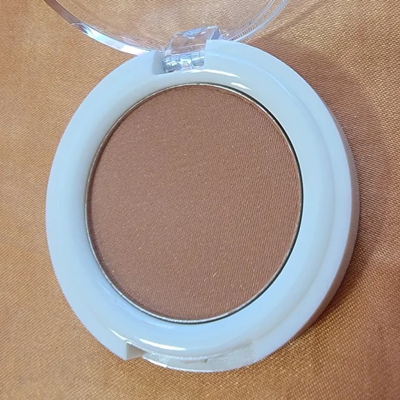 NIB Give Them Lala Bronze Powder IBIZA
