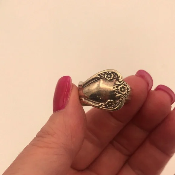 Vintage 1970's Spoon Ring Size 8 w/ Floral Motif‎
