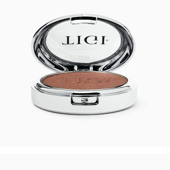 LAST ONE ❤️ TIGI bronzer shade gorgeous