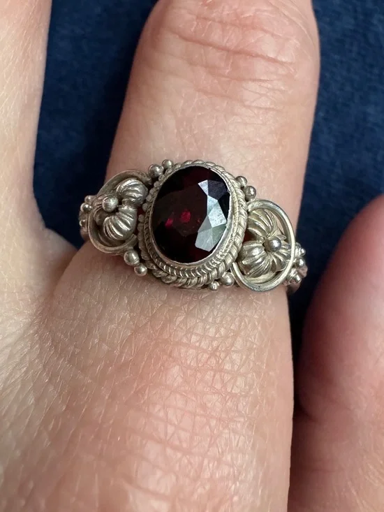 Vintage 925 Sterling Silver Flower Garnet Ring size 6 3/4”