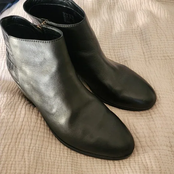 CLARKS Women's Addiy Zora Ankle Bootie Black Leather Alligator Embossed Sz‎ 11 M