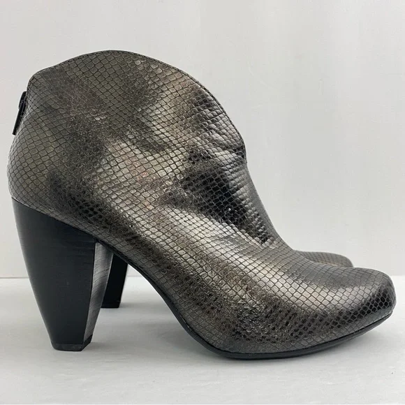 Born Crown size 8.5 Women’s Woodlynne Metallic Black Leather Ankle Boots Booties