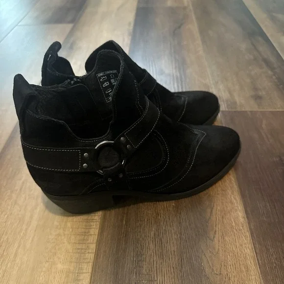 Taos Footwear Howdy Black Suede Ankle Boot‎ Size 11