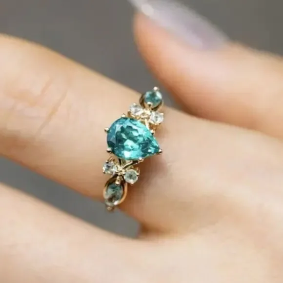 Ladies Elegant Gold and Green Gemstone Ring Sz 6