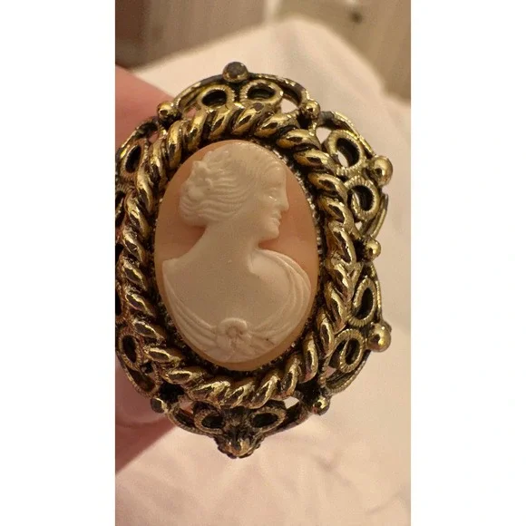 Vintage Cameo Ring Gold Tone Filigree Adjustable Band Peach White Lady Profile