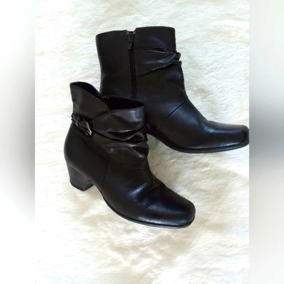 CLARKS Ruched Leather Ankle Brown Boots | 7.5 W