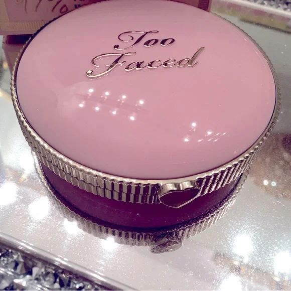Pretty bronzer in beautiful pink compact