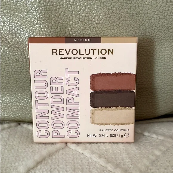 NIB Revolution Contour Powder Compact - Medium Shades.