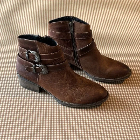 Sterling River short leather boots booties with buckles. Size 9
