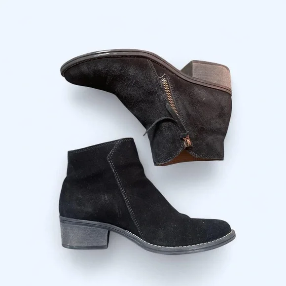 Altos ankle bootie from White Mountain shoes suede black size 8.5‎